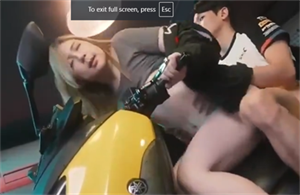 video pasangan abg lagi pengen main diatas motor